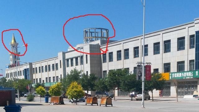 市場の東側では、建物からドームやミナレットに飾られていた三日月マークが撤去されている
