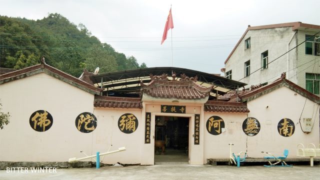 青田県の菩提寺で掲揚された中国国旗