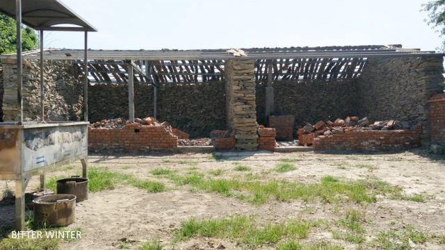 長嶺寺の右側にあった食堂が破壊されている