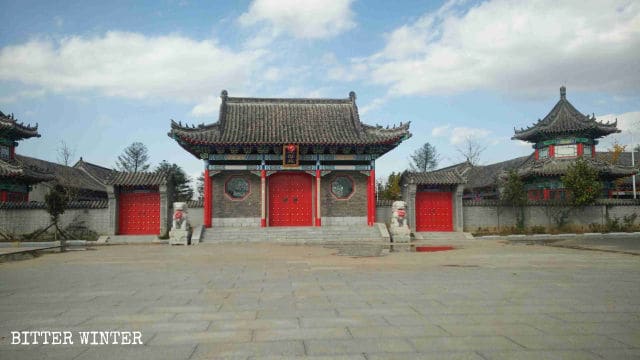 閉鎖される前の東港市の道教寺院、竜母苑寺。