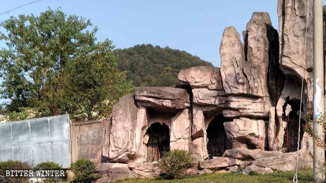 仏像がかつて鎮座していた空の洞窟。