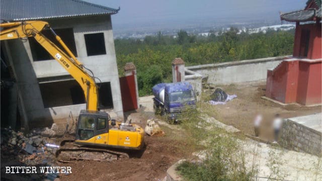 一般の仏教徒のために新たに建てられた方山寺が破壊された。