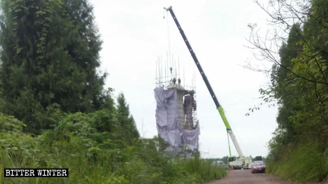 南部県の観音像の取り壊しにはクレーンが用いられた。