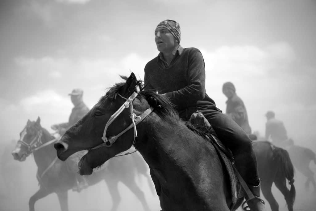 ブズカシの対戦。アフガニスタンでは馬術競技も人気だ。© マキシム・クローゼー