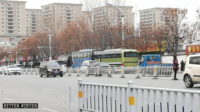 皓月ホテルに横付けした特殊警察の車と2台の大型バス。