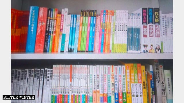 書棚に並ぶ宗教と無関係のさまざまな本。歴史人物の伝記もある。