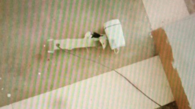 1階の監視カメラが壊され、床に放り投げられている。(内部筋が提供)