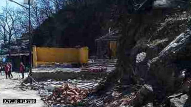 后山の頂上にある最も大きな寺院が焼かれ、鉄骨のみが残った。この寺院はかつて最も多くの参拝者を集めた寺院であった。