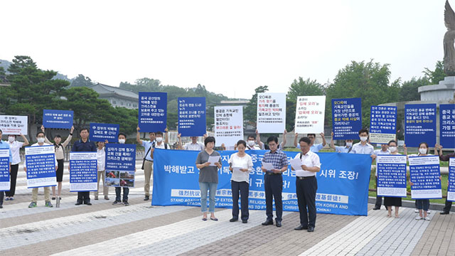  記者会見で語る4人の全能神教会信者。