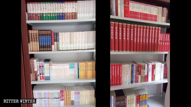 鄭州市の三自教会の図書室に並ぶ習近平主席に関する書籍。