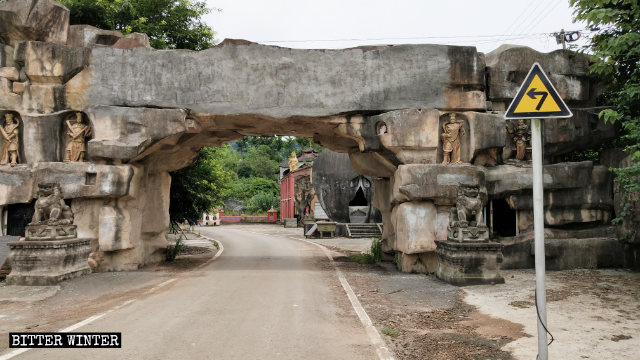 寺院の入り口の上に記されていた「墊江大佛寺」がセメントで塗りつぶされていた